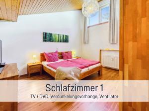 um quarto com uma cama com almofadas cor-de-rosa em Ferienwohnung Sonnenseite Schonach em Schonach
