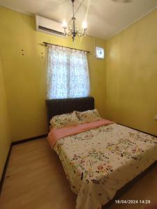 Ένα ή περισσότερα κρεβάτια σε δωμάτιο στο Homestay Zamzam