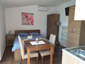 a room with a dining table and a bed at Monte studio app 3 in Umag