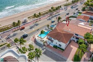 フォート・ローダーデールにあるOceana Blue / Beach Front / Pool / Bar / Relaxの家屋と海岸の空中風景