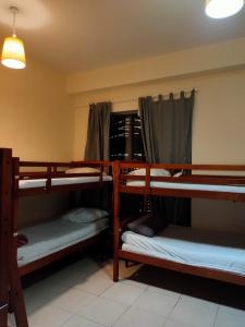 Poschodová posteľ alebo postele v izbe v ubytovaní Bohemian Backpackers