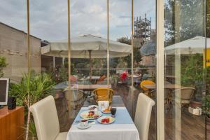 un ristorante con un tavolo con cibo su un balcone di The Empress Theodora Hotel a Istanbul