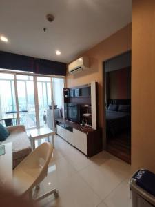 un soggiorno con letto e TV di Beautiful View Resident (Monthly Only)​ a Bangkok