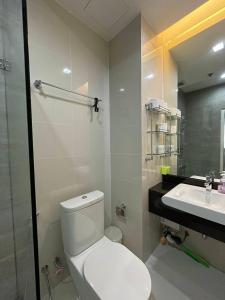 bagno bianco con servizi igienici e lavandino di Beautiful View Resident (Monthly Only)​ a Bangkok