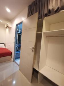 una piccola camera con letto e armadio di Beautiful View Resident (Monthly Only)​ a Bangkok