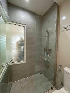 bagno con doccia e porta in vetro di Beautiful View Resident (Monthly Only)​ a Bangkok