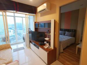 una camera con letto e televisore di Beautiful View Resident (Monthly Only)​ a Bangkok