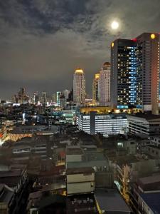vista notturna sullo skyline della città di Beautiful View Resident (Monthly Only)​ a Bangkok