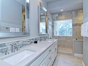 Phòng tắm tại Comal Rive Pool Gruene Hall by Barclé