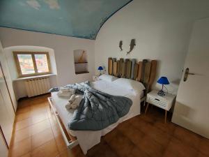 a bedroom with a large bed and a blue ceiling at Casa Manola in Le Grazie