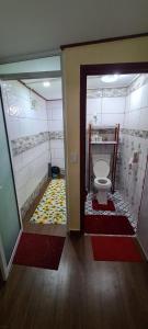Habitación con baño con aseo y ducha. en DEBIDIEN APARTMENT, en Paramaribo