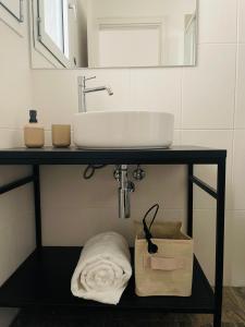Baño con lavabo y caja debajo en Martina’s Rooms, en Albignasego