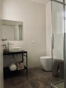 y baño con aseo, lavabo y ducha. en Martina’s Rooms, en Albignasego