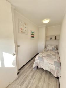 1 dormitorio con 1 cama en una habitación en Condominio Pacífico III, en La Serena