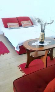ein Schlafzimmer mit einem Bett und einem Tisch mit einem Bett in der Unterkunft Studio with sea view furnished balcony and wifi at Vir in Vir