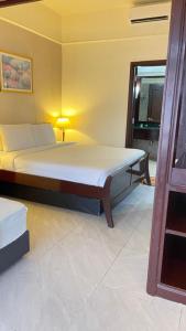 ein Schlafzimmer mit einem großen Bett in einem Zimmer in der Unterkunft The Hotel and Apartment At Berjaya Times Square in Kuala Lumpur