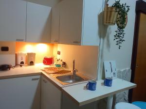 a kitchen with a sink and a counter top at L'Aurora in Giovinazzo