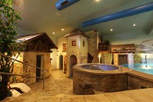 Bazén v ubytování Hotel La Perla nebo v jeho okolí