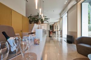 ein Zimmer mit Weingläsern auf einem Tisch in der Unterkunft Hotel Kivir in Sevilla