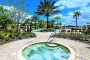 ein Whirlpool in einem Resort mit Palmen und einem Pool in der Unterkunft 610 Bungalow at Watersong & pool in Davenport