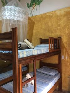 Pokój z 2 łóżkami piętrowymi w pokoju w obiekcie Sitio Simple Life w mieście Ubatuba