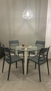 tavolo e sedie con tavolo bianco e lampadario pendente di La Casa di EMMA a Corsico