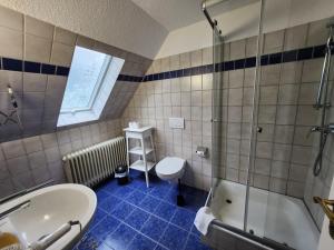 Koupelna v ubytování Gästehaus Parkblick + 37 fotografií
