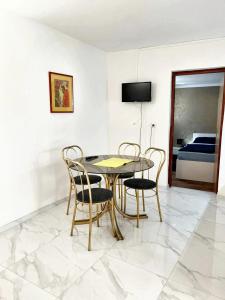 una sala da pranzo con tavolo, sedie e un letto di Cosy Apartment in Vir with Terrace a Vir (Puntadura)