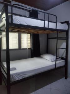 - deux lits superposés dans une chambre dans l'établissement Nest Haven Homestay-Hostel, à Dar es Salaam