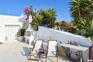 un patio con dos sillas y una mesa en Nikis Home, en Mykonos ciudad 13 fotos más