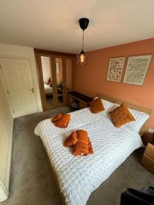 sypialnia z łóżkiem z dwoma ręcznikami w obiekcie Mmc serviced accommodation 2 w mieście Leigh