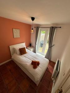 1 dormitorio con 1 cama blanca y ventana en Mmc serviced accommodation 2, en Leigh