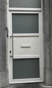 d'une porte menant à un bâtiment avec ajar dans l'établissement Appartement au cœur de Bruxelles, à Bruxelles