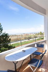 een tafel en stoelen op een balkon met uitzicht bij Elia mini suites 6 in Larisa