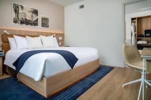 Postel nebo postele na pokoji v ubytování Gale Miami Hotel & Residences