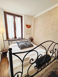 1 dormitorio con 1 cama con marco de metal negro en Le Case di Sara Parking and two rooms In the Historic Center en Udine