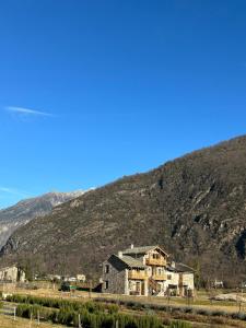 San CassianoにあるChalet Valchiavennaの山前古家