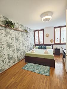 1 dormitorio con 1 cama y comedor en Le Case di Sara Parking and two rooms In the Historic Center en Udine