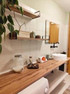 y baño con encimera de madera, lavabo y espejo. en Le Case di Sara Parking and two rooms In the Historic Center en Udine