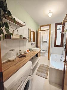 baño con bañera, lavabo y tubermott en Le Case di Sara Parking and two rooms In the Historic Center en Udine
