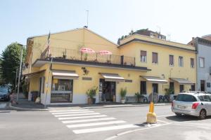 un edificio amarillo en la esquina de una calle en Il Ragno D`Oro, en Rho