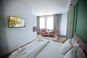 Habitación de hotel con cama y mesa en Ginger Home Tirana, en Tirana