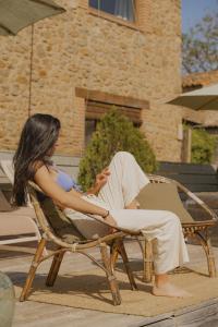 una mujer sentada en una silla con un hombre en Casa Diana A, en Girona