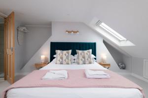 a bedroom with a bed with two towels on it at Cosy Loft Retreat, King Bed, En-suite, Kitchenette, Homestay in Brighton & Hove