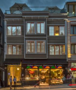 una tienda frente a un edificio con gente de pie fuera en The Empress Theodora Hotel, en Estambul