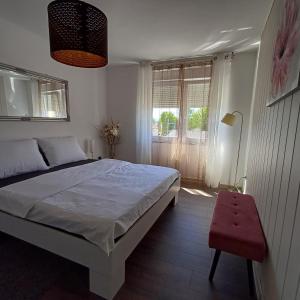 Un dormitorio con una cama grande y una ventana en Apartman West Side en Zaprešić