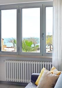 een woonkamer met 3 ramen en een radiator bij FANCY HOUSE in Follonica