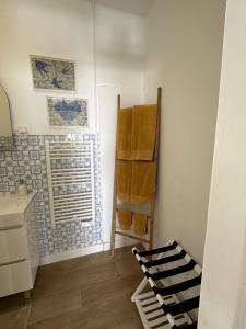a small room with a shelf and a window at Rose's Cottage Foz in Foz do Arelho +8 photos