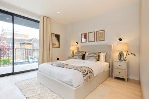 Säng eller sängar i ett rum på The Brondesbury Escape - Cosy 1BDR Flat with Balcony & Parking