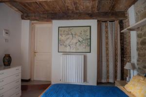 ein Schlafzimmer mit einem Bett und einem Wandgemälde in der Unterkunft La casa del Colle in San Ginesio